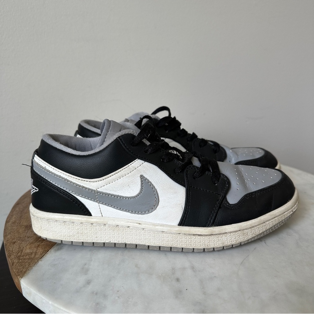 NIKE Air Jordan 1 Retro Low
Smoke Grey Size 6.5Y 553558-039 OG Black
Grey